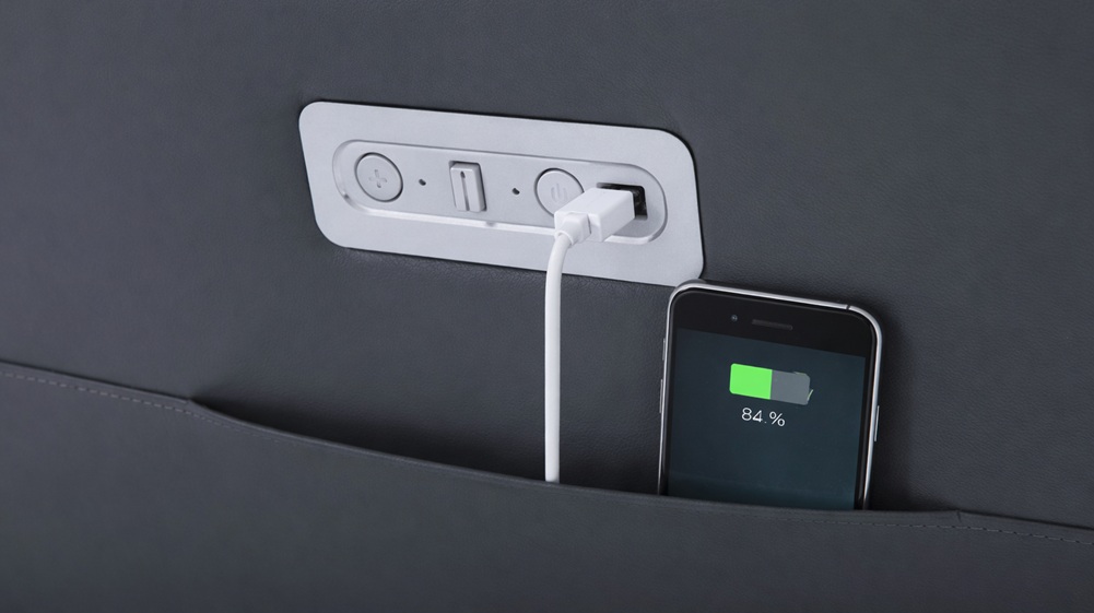 Bionwell Comfora 4D masszázsfotel - vezetékes telefontöltési lehetőség